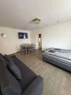Stylish Apartment near Airport - 4