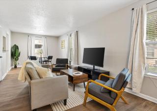 Upscale 2BD Townhouse in Dallas with Pool, Laundry, Desk - 0