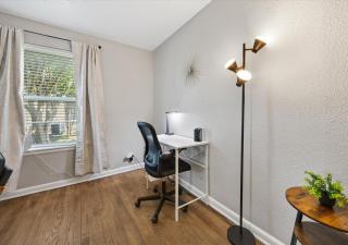 Upscale 2BD Townhouse in Dallas with Pool, Laundry, Desk - 6