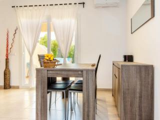 Stylish Island Villa with Sunlit Garden - 7