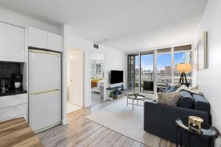 Sleek Downtown Oasis Modern Retreat in Toronto - 4