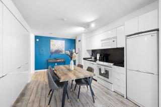 Sleek Downtown Oasis Modern Retreat in Toronto - 7