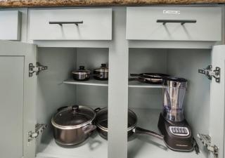 Upscale 1BD Queen Suite with Pool, Laundry, Desk, Parking - 6