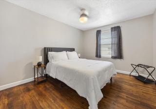 Upscale 1BD Queen Suite with Pool, Laundry, Desk, Parking - 9
