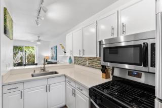 Casa Aloha Designer Condo w Oceanfront Pool - 1