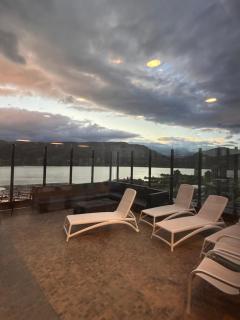 Million-Dollar View with 34th floor Rooftop Pool and hot Tub , Private Room and Private Bathroom in Downtown Kelowna! - Kelowna - 5