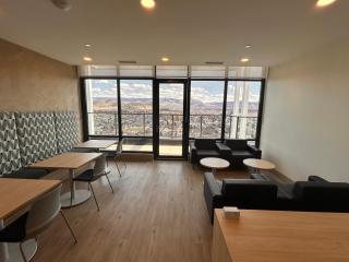 Million-Dollar View with 34th floor Rooftop Pool and hot Tub , Private Room and Private Bathroom in Downtown Kelowna! - 2