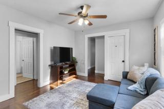 Sunny Room Steps from SCSU - 2