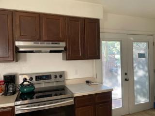 Sunny and Spacious, Hottub, Piano, Guitars, Fenced Yard, Pets Welcome, LGBT Friendly - 9