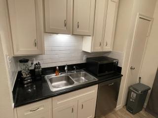 Cozy Condo Near Med Center, NRG Stadium, & Rail line - Houston - 8