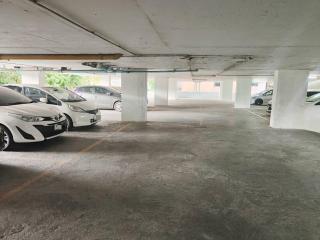 Bangsaen Royal Beach - Renovated Room with Free WiFi & Netflix - 1