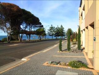 Home on the Bay on Esplanade and Buller St Kingscote-book 2 nights get the 3rd night free - 2