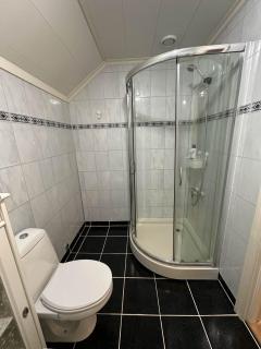 Comfortable single room - double bed - private bathroom - Free parking - Shared kitchen - Bus stop and store 2 min walk - 6