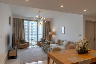 Seaside Bliss Chic 1BR with Balcony, Pool & Gym - 9