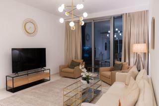 Seaside Bliss Chic 1BR with Balcony, Pool & Gym - 4