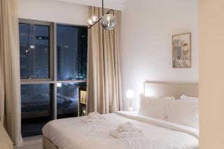 Seaside Bliss Chic 1BR with Balcony, Pool & Gym - 1