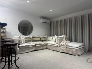 Modern Beach Apartment with Pool & Location - 8