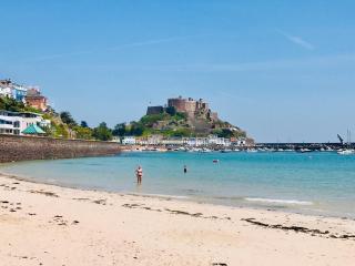 Gorgeous boutique beach house, Gorey Village - 9