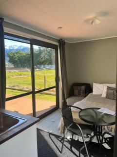 Adorable studio cottage with mountain views - 6