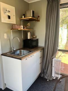 Adorable studio cottage with mountain views - 1