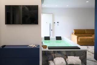 Suite 18 - 5