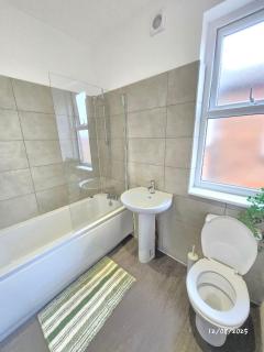 Four Bed-Room with 2 Ensuite - Birkenhead - 7
