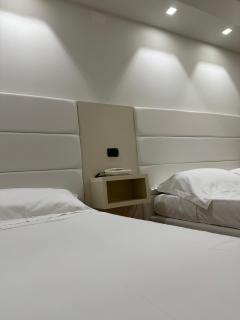 Hotel Twins - 3