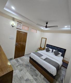 Hotel Premium RUDRA GUEST HOUSE ! Varanasi, Near Kashi Vishwanath Temple And Ganga Ghat, Fully Air conditioned & Spacious Room - Prime Location BEST HOTEL IN VARANASI - 1