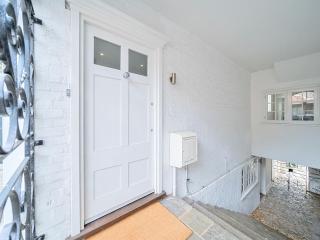 Elegant Central Guildford Home with Castle Views Pass The Keys - 1