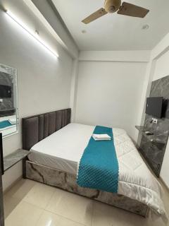 Chandrakala Residency Paying Guest House Near Kashi Vishwanath Temple and Ganga Ghats - 9