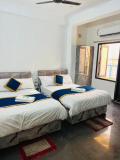 Chandrakala Residency Paying Guest House Near Kashi Vishwanath Temple and Ganga Ghats - 2