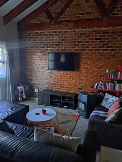 Lovely 1-bedroom in secure complex with pool - Johannesburg - 9