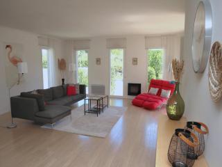 Spacious villa with heated pool and EV charger - 9