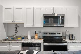 CozySuites Stunning 1BR in Downtown Pitts 43 - 1