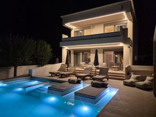Cantouni Villa, Luxury 5BR Retreat with Pool & Jacuzzi Near Town by Villa Mana Gers - Zante - 0