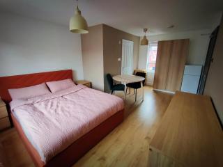Spacious En-Suite Rooms & Off-Suite Rooms Near Hospital and Shops - Peterborough - 0