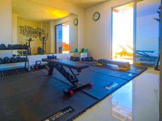 Romantic Escape 1 Bedroom 500m from Beach with Pool Gym Office Fast WiFi 303 - 2