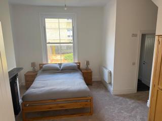 3 Russell street, Flat 2 - - 2