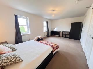 Beautiful Family 4 Bedroom Home close to Colchester Station for Corporate, Contractors, Family, Commuters to London, Groups, Hospital, University, Relocation, Free WiFi, Free Parking, with Workstation & Garden - Colchester - 2