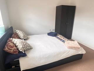 Beautiful Family 4 Bedroom Home close to Colchester Station for Corporate, Contractors, Family, Commuters to London, Groups, Hospital, University, Relocation, Free WiFi, Free Parking, with Workstation & Garden - Colchester - 1