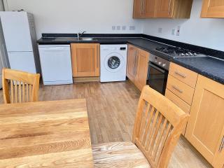 Beautiful Family 4 Bedroom Home close to Colchester Station for Corporate, Contractors, Family, Commuters to London, Groups, Hospital, University, Relocation, Free WiFi, Free Parking, with Workstation & Garden - 9