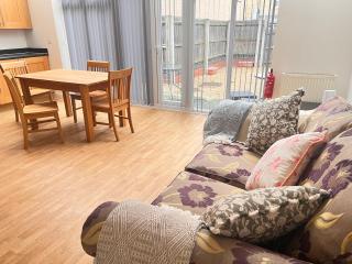 Beautiful Family 4 Bedroom Home close to Colchester Station for Corporate, Contractors, Family, Commuters to London, Groups, Hospital, University, Relocation, Free WiFi, Free Parking, with Workstation & Garden - Colchester - 0