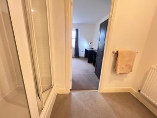 Beautiful Family 4 Bedroom Home close to Colchester Station for Corporate, Contractors, Family, Commuters to London, Groups, Hospital, University, Relocation, Free WiFi, Free Parking, with Workstation & Garden - Colchester - 6