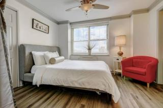Modern Downtown 2 Bed 2 Bath Near Aquarium - 1