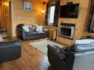 Balquhidder Braes Holiday Park Lodges, mostly with Hot Tubs and pet friendly, EV facilities - Lochearnhead - 1