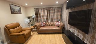 Cozy 4-Bedroom Family Getaway - West Byfleet - 2