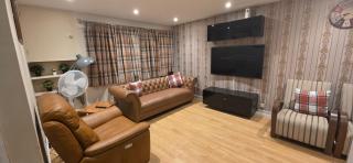 Cozy 4-Bedroom Family Getaway - West Byfleet - 3