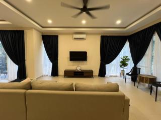 Ahmad's Homestay & Pool di Bukit Cerakah, Shah Alam - 5