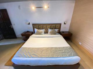 Hotel Queen Plaza 2 minutes walk to Mall Road - Mussoorie - 0
