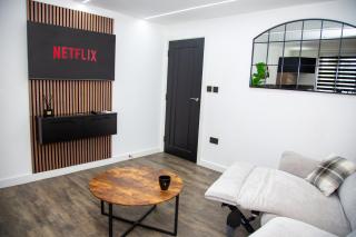 2 Bedroom serviced Apartment Uxbridge Free Parking - 3
